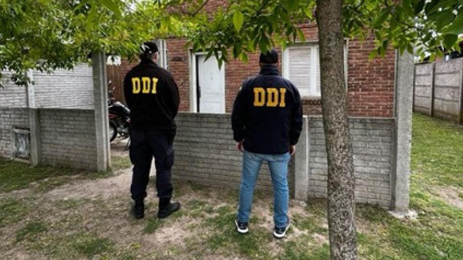 El allanamiento fue ordenado al detectarse en una aplicación de redes sociales material de menores siendo víctimas de explotación sexual. FOTOS: DDI AZUL/PBA