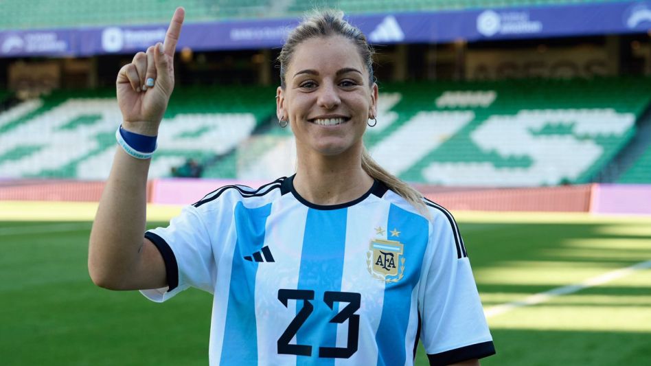  Miles de fanáticos en las redes sociales siguen los movimientos de la azuleña Josefina Valicenti y en esta nota contamos su historia.