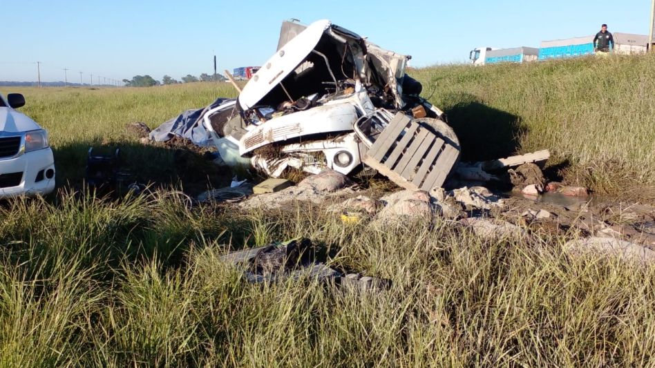 Sobre la Ruta 3, en jurisdicción de Azul, el siniestro vial se produjo este  lunes poco antes de la hora siete. FOTOS: SOMOS AZUL