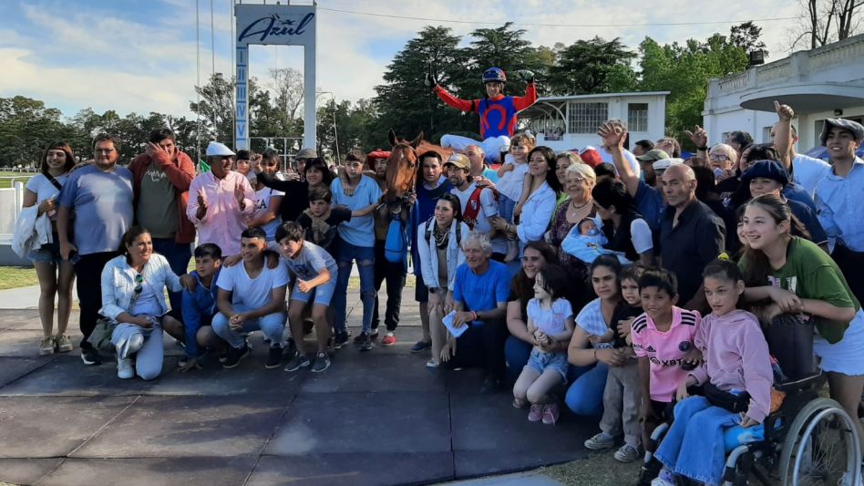Back Story y Matías Muñiz, una dupla que se llevó un triunfo de colección. Foto GENTILEZA HÍPICO LOCAL