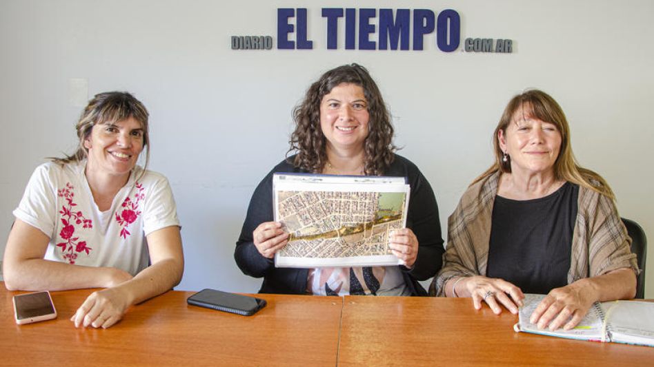 Eugenia Bongiorno, Natalia Oliveri y Marcela Núñez, integrantes de la comisión vecinal del Barrio Ceramista, brindaron detalles acerca del proyecto denominado Corredor Verde de Azul. NACHO CORREA