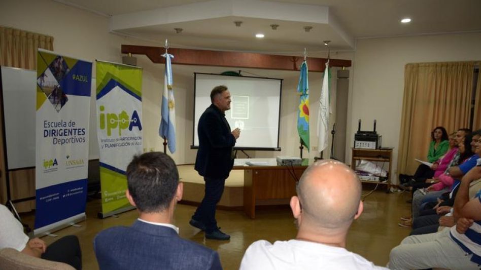 El director del IPPA, Pablo Yannibelli, durante el acto de entrega de certificados a los participantes del trayecto académico sobre dirigencia deportiva.