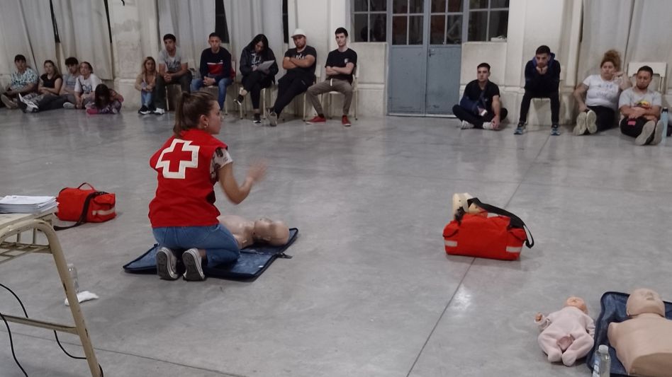 La filial local de la Cruz Roja tiene abierta la inscripción para el último curso que brindarán en el 2023.  CRUZROJAFILIALAZUL