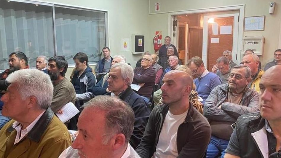 Los delegados que participaron de la Asamblea General Ordinaria que se realizó semanas atrás en la sede de la Cooperativa Eléctrica de Azul.