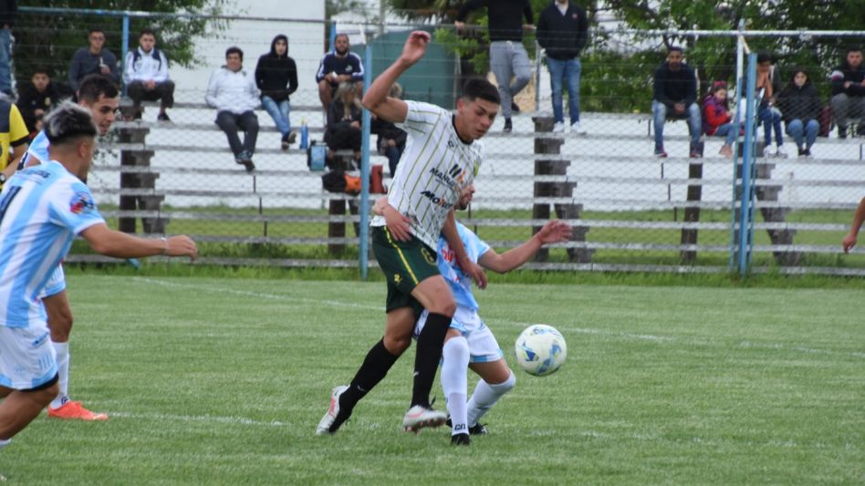 Ramiro Funes se lleva la pelota ante la marca de un rival. Piazza perdió ante Ferro por 2 a 0 por el Torneo Regional. FOTO: gentileza MAURICIO LATORRE