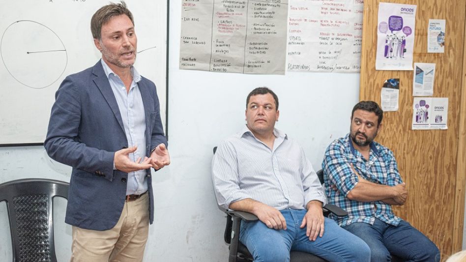 El fiscal Adrián Peiretti dialogó este miércoles con personas que se capacitan para convertirse en Controladores de Admisión y Permanencia. FOTOS: NACHO CORREA