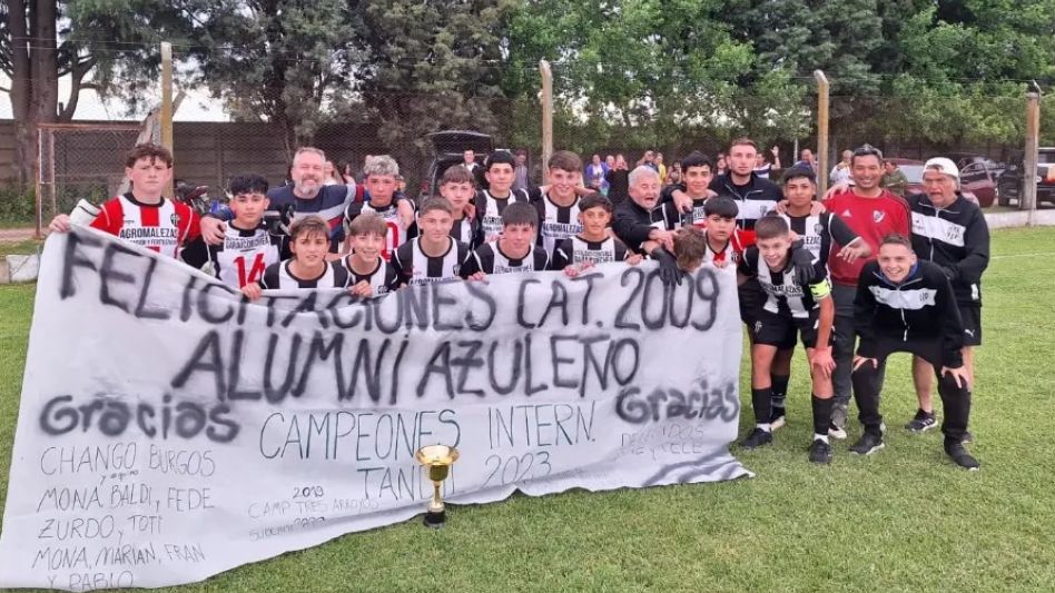 Los chicos de Alumni Azuleño festejan la obtención del título de Octava División del Torne Clausura. Foto: FACEBOOK PONZOÑA AZULEÑA.