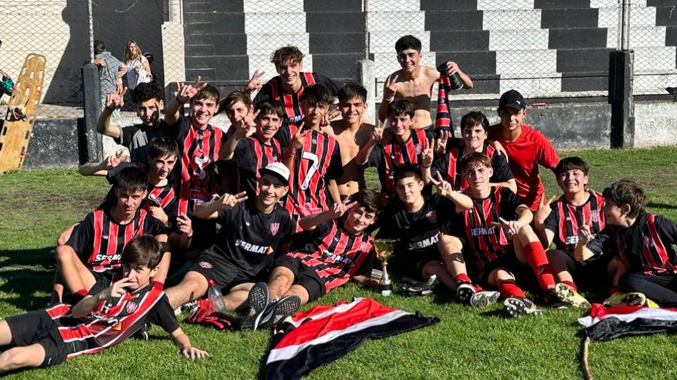 Los jugadores de Chacarita Juniors celebran la conquista del campeonato de Octava en el segundo certamen de la temporada. FACEBOOK CHACARITA JUNIORS