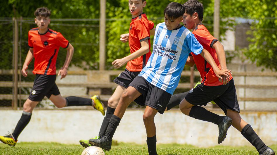 Athletic y Sarmiento se enfrentaron en el Lorenzo Palacios. La tarde terminó con tres triunfos para los azuleños y uno para los de Tapalqué. FOTO: NICOLÁS MURCIA