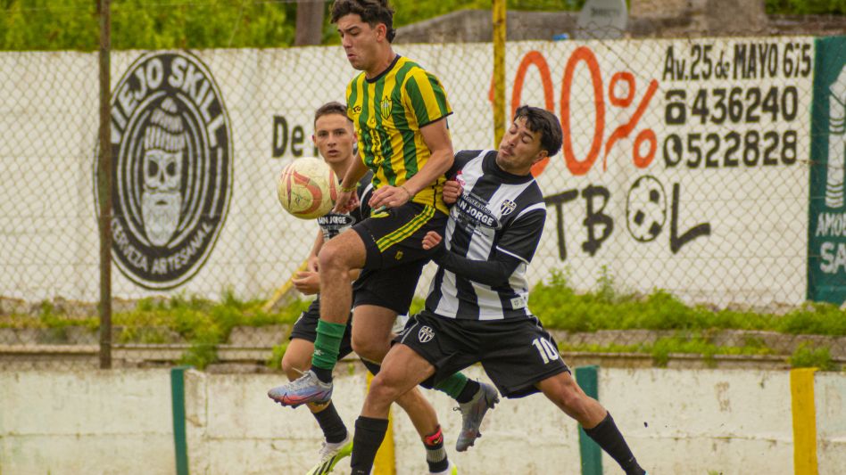 En un emotivo cotejo, Piazza y el albinegro igualaron en dos tantos en el primer choque de la segunda ronda en la divisional Reserva. Foto: Nicolás Murcia.