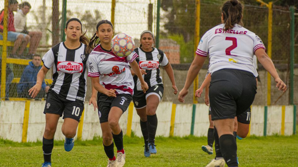 Estrellas de Juventud superó a Alumni Azuleño por 2 a 1 en el encuentro de ida de los cuartos de final del Clausura de Fútbol Femenino. Foto: Nicolás Murcia.