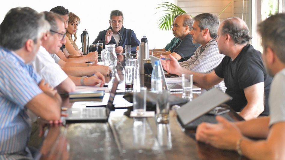Sergio Massa sigue al frente de Economía y coordina equipo de transición
