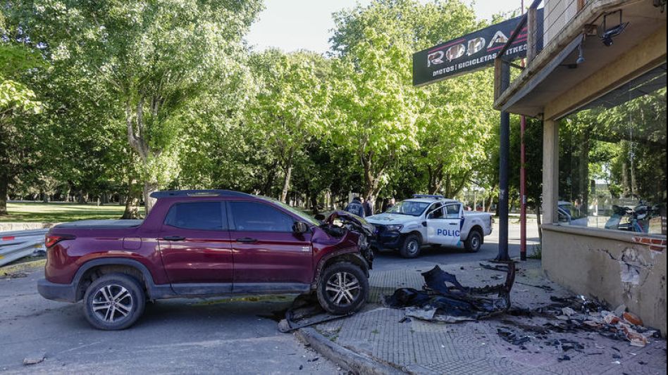 Los dos ocupantes de la camioneta, ambos de 22 años, no sufrieron lesiones de gravedad, según lo informado. FOTOS: HÉCTOR GARCÍA