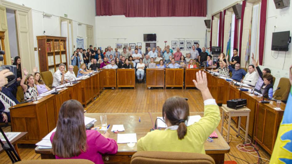 El momento en que se vota favorablemente, por mayoría, la ordenanza fiscal en el Concejo Deliberante. NACHO CORREA