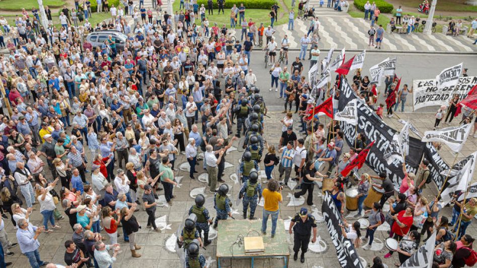 La sesión del Concejo ayer estuvo enmarcada por una fuerte presencia de fuerzas de seguridad y dos sectores que manifestaron su antagonismo ante al aumento de tasas municipales. NACHO CORREA