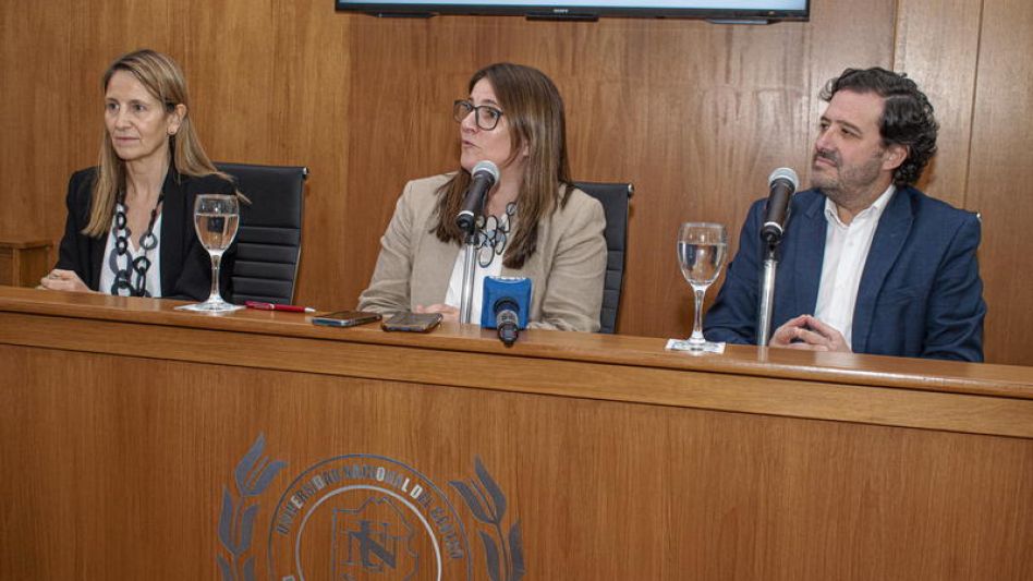 Pamela Tolosa, Laura Giosa y Francisco Marull durante la presentación que se hizo en Azul del Doctorado Interinstitucional en Derecho.  NICOLAS MURCIA