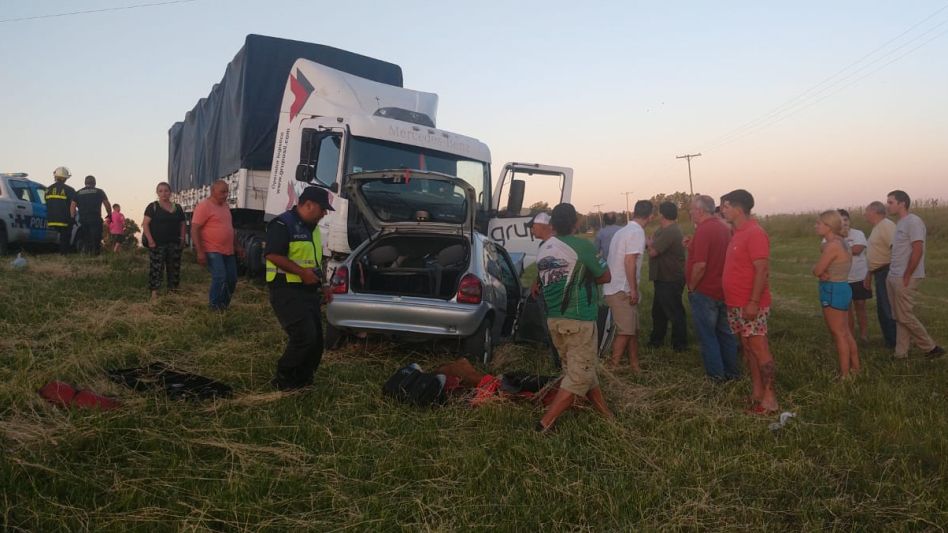 Los jóvenes que murieron viajaban en un auto que chocó contra un camión. Un tercer ocupante del rodado menor permanecía internado. FOTOS: VIAL AZUL