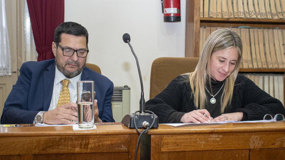 Alejandro Vieyra y Paola Ficca, concejales del bloque Nuevo Azul. Le presentaron diversas propuestas al intendente electo, para ser contempladas en el presupuesto 2024.  NACHO CORREA