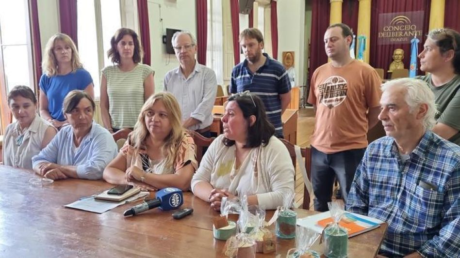 Integrantes de la Mesa de Coordinación Turística para la Regulación de las Áreas Serranas del Partido de Azul durante la charla que mantuvieron con los medios locales esta semana.  PRENSA/CONCEJO DELI