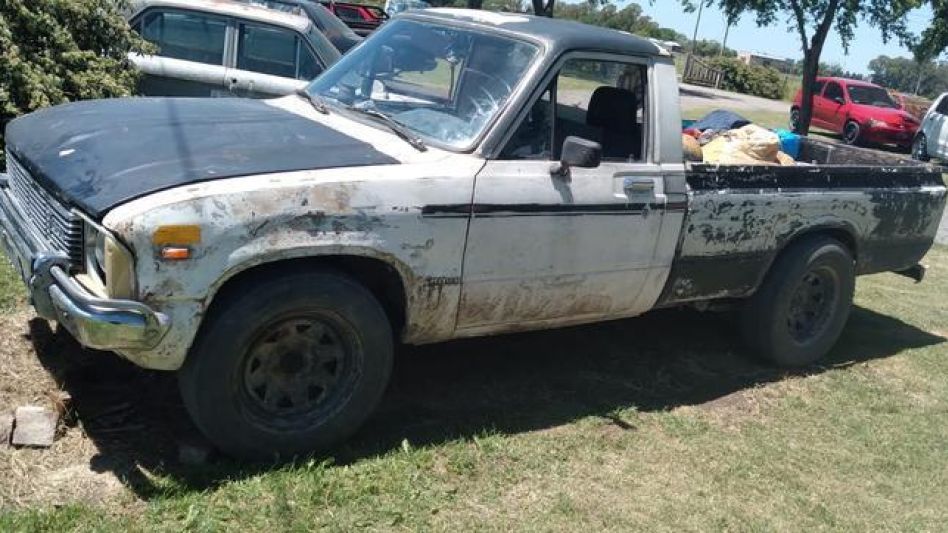La camioneta en que andaban los imputados por este robo en un campo. Había sido incautada cuando policías del CPR Azul los aprehendieron.  CPR AZUL/PBA