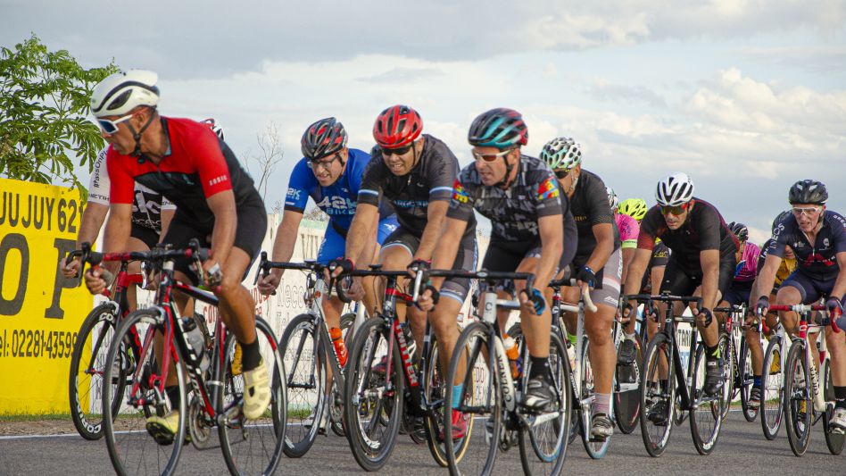 Desde las 18 horas se realizará el primer festival nocturno en el óvalo municipal. El Club Ciclista Azuleño ha organizado el Gran Premio Sindicato Obrero de la Cerámica. ARCHIVO/NACHO CORREA
