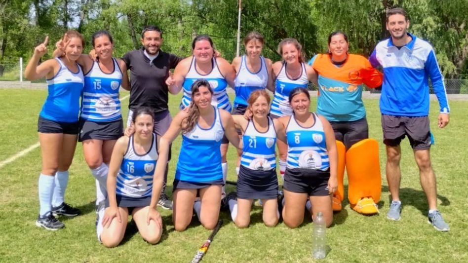 La Escuela Municipal de Hockey cuenta con varios equipos que compiten en la Liga Azuleña de Hockey. El de la imagen pertenece a la Primera de Damas. Foto: archivo - gentileza Prensa Municipal.