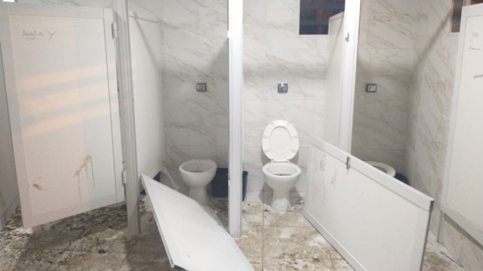 Incidentes en el Balneario dejaron como saldo varios aprehendidos, policías lesionados y daños en un baño. FOTOS Y VIDEO: DESTACAMENTO BALNEARIO/PBA