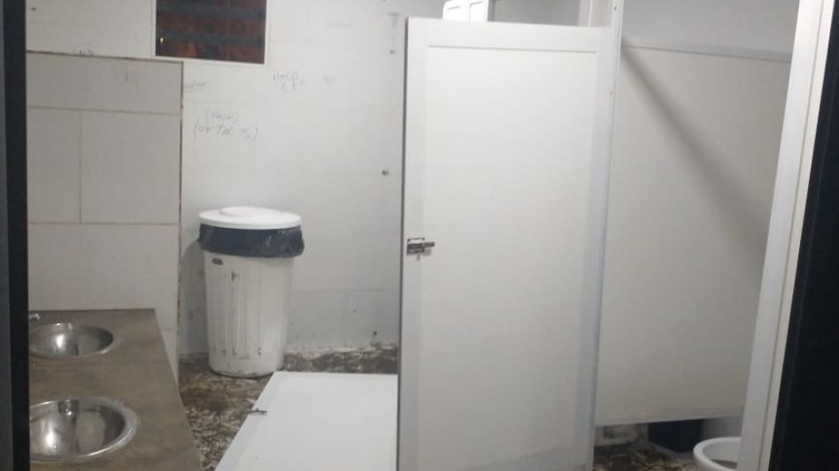 Gresca en el Balneario con policías, un baño destrozado y varios arrestados