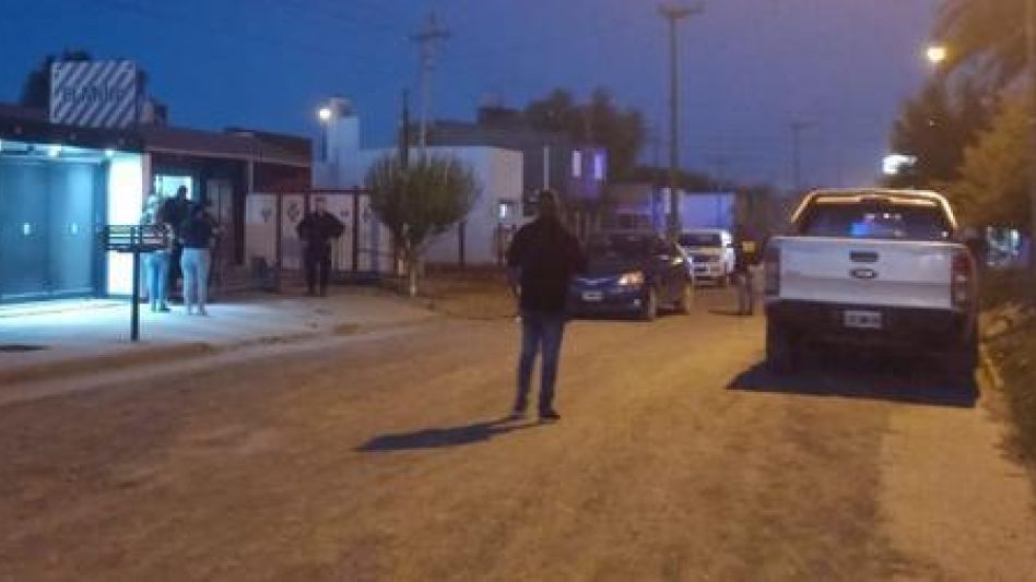 El joven para quien se ordenó esta medida cautelar había resultado herido a balazos por una policía. Esa mujer es hija del comerciante víctima de lo sucedido.  ARCHIVO/EL TIEMPO