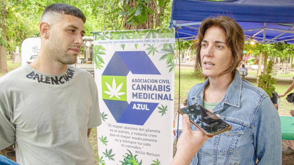 Ayrton Tucci y Pilar Álvarez durante la charla que mantuvieron con este diario el día del II Encuentro de Cannabis Medicinal de Azul.