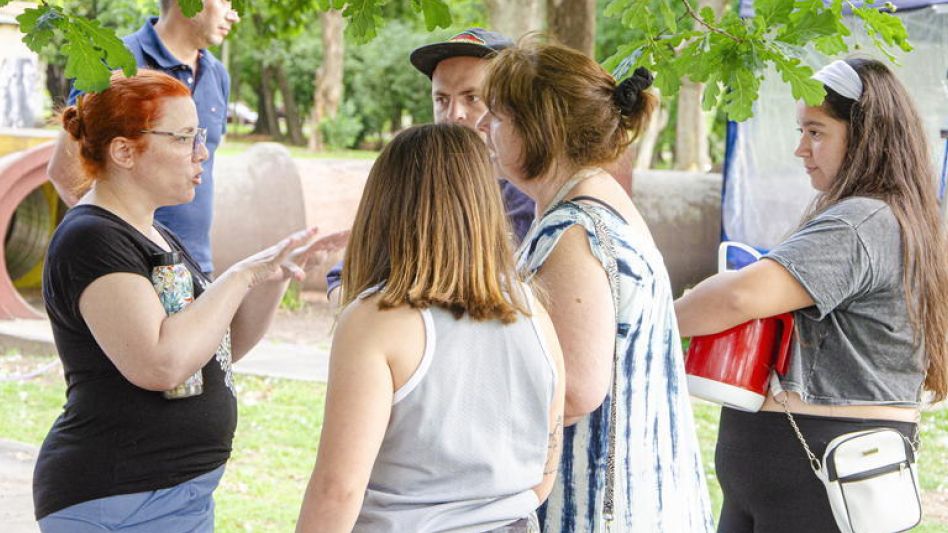 La Dra. Analía Fortunato hablando con vecinos en un tramo del encuentro que se hizo el sábado pasado en el Parque Municipal.