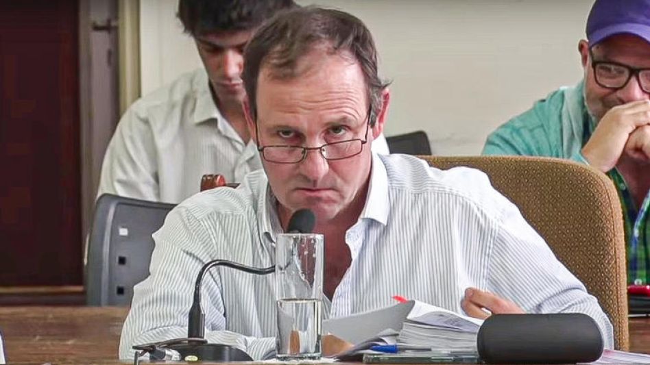 El concejal Juan Louge, de Podemos Azul, anunció el rechazo al informe de la comisión de Presupuesto y el retiro los concejales del recinto. CAPTURA DE VIDEO/CONCEJO DELIBERANTE