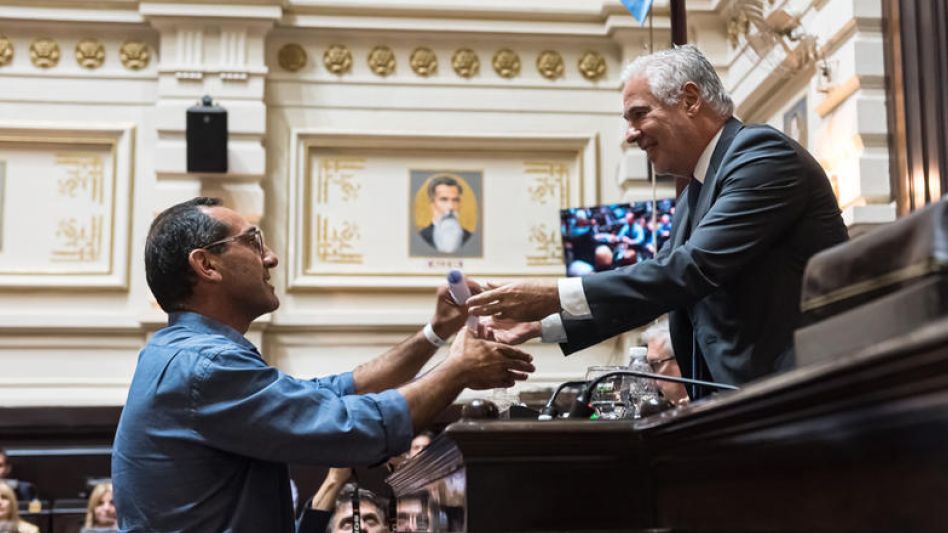 Nelson Sombra recibió ayer, en la Cámara de Diputados bonaerense, su diploma como intendente electo de Azul. PRENSA HONORABLE CÁMARA DE DIPUTADOS DE LA PROVINCIA