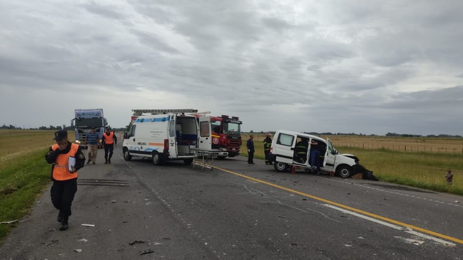 Sobre la Ruta 3, en cercanías a Cacharí, se produjo ayer la colisión entre un camión y el utilitario que guiaba el hombre que falleció en las primeras de hoy. FOTOS: SUBCOMISARÍA CACHARÍ/PBA
