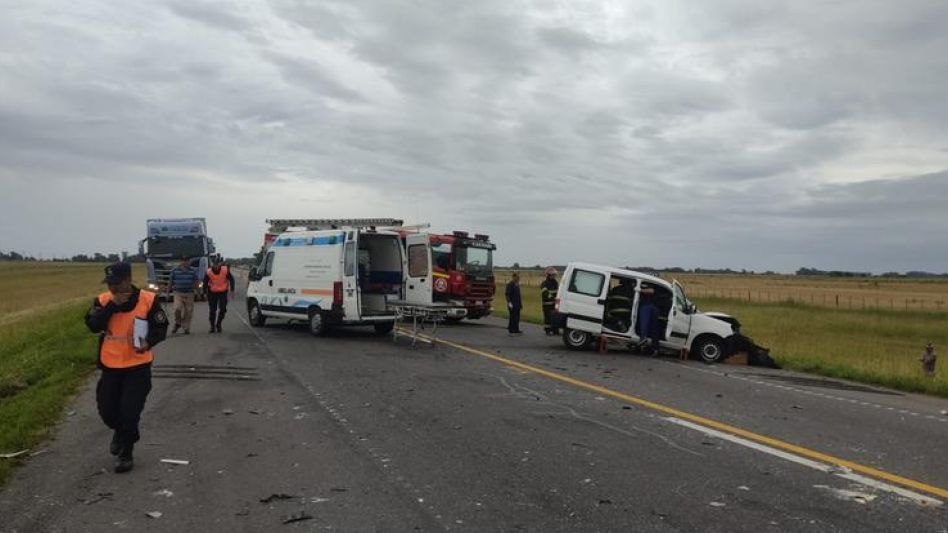 En la Ruta 3, cerca de Cacharí, se produjo la colisión entre un camión y el utilitario que guiaba el hombre que ayer murió.  SUBCOMISARÍA CACHARÍ/PBA