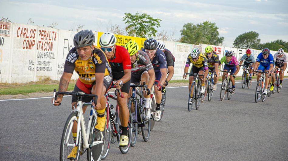 En el óvalo municipal se realizará hoy el segundo festival de las clásicas nocturnas del Club Ciclista Azuleño. NACHO CORREA