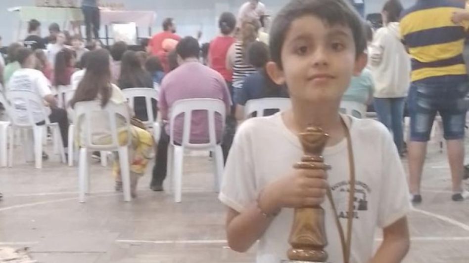 Agustín Barbosa cerró un año espectacular en categoría Sub 8, ganando el último torneo del año del Prix del Centro. GENTILEZA ESCUELA MUNICIPAL DE AJEDREZ