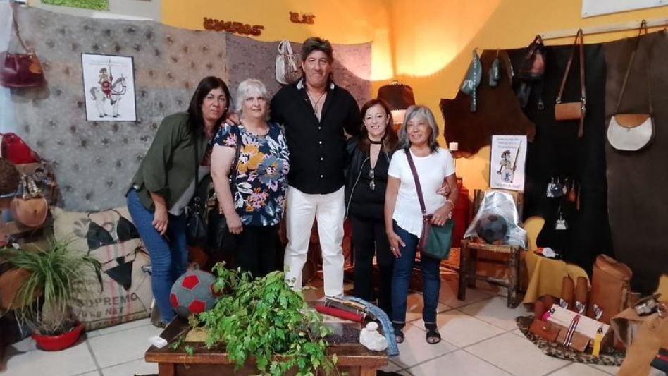 Algunos de los momentos que se vivenciaron el pasado domingo en la expoventa del Centro de Artesanos y Manualistas.   GENTILEZA JUAN IBALO     