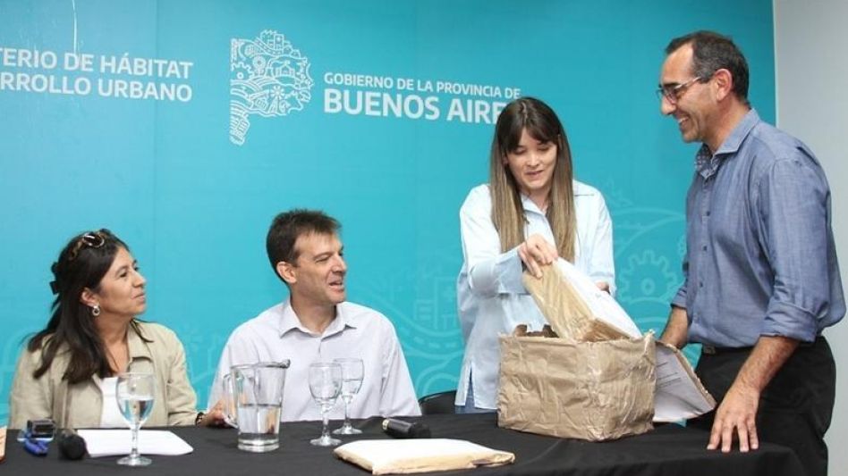  El intendente electo Nelson Sombra durante la apertura de sobres que se realizó el martes en la ciudad de La Plata para la construcción de 57 viviendas en esta ciudad.  GENTILEZA/UXP