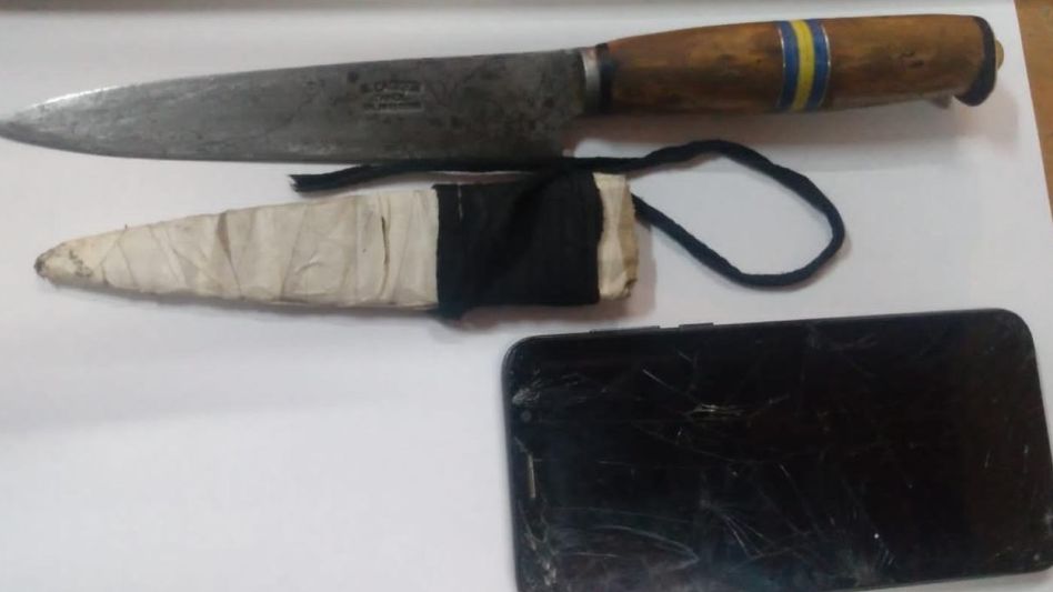 El teléfono robado y el arma blanca empleada por el autor de este ilícito. SECCIONAL PRIMERA AZUL/PBA/ARCHIVO