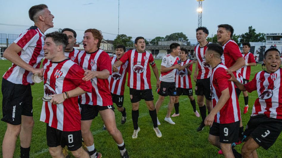 Los chicos de Porteño y los de Chacarita celebran el pase a la final del Torneo Clausura de Reserva, que organiza la Liga de Fútbol de Azul.