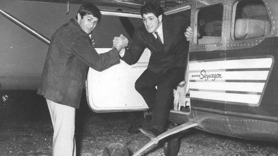La vida de Ringo Bonavena tiene un capítulo por Azul. Llegó en una avioneta del grupo Crónica y fue él mismo, quien les pidió a los fotógrafos que le saquen una foto sentando en ese transporte.