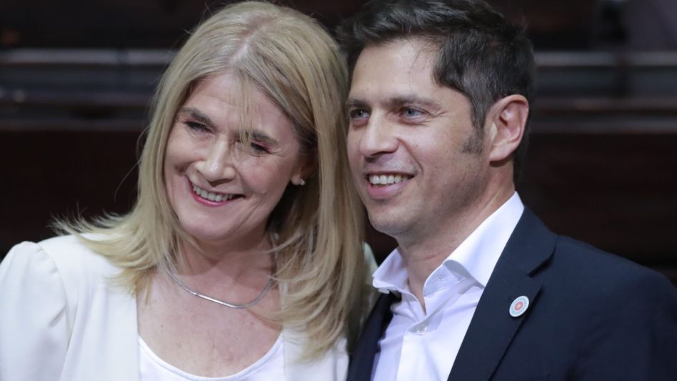 Kicillof juró como gobernador y mandó un mensaje a Milei: "Lo que falta no se consigue ni con motosierra ni ajuste"