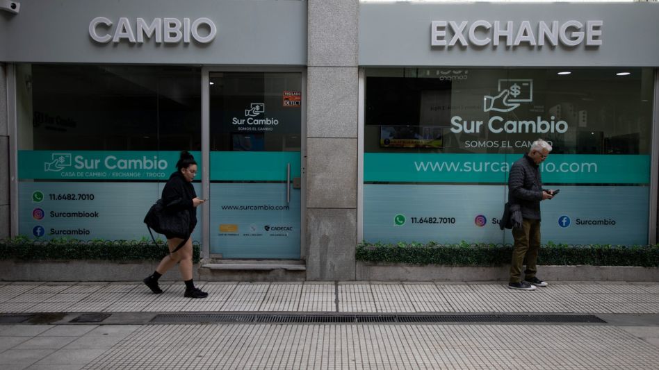 A la espera de los anuncios, el dólar blue en la era Milei debutó a $1000