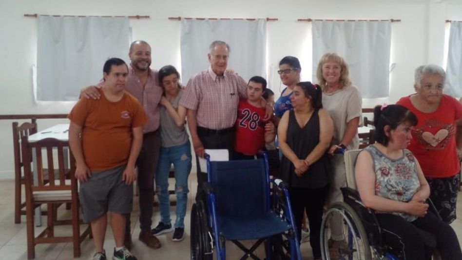 Mario Julio Layús, presidente de la Regional Centro de A.C.A.R.A junto a integrantes del Centro Vivencias.   
