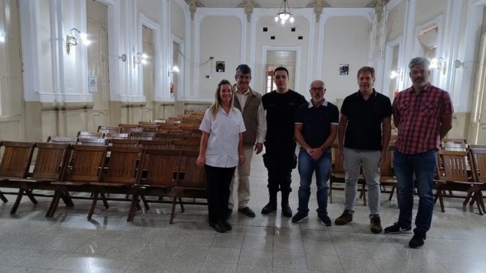 Restauran bancos de la Escuela Normal  que fueron fabricados en el año 1890