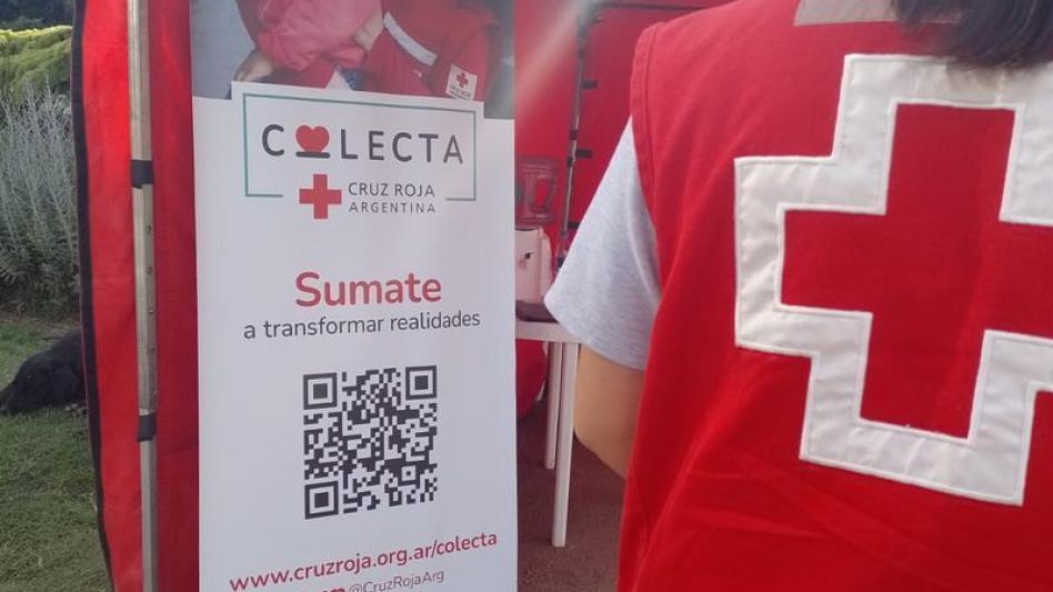 Integrantes de la Cruz Roja Argentina Filial Azul estuvieron días atrás en la plaza San Martín brindando información sobre la Colecta Anual. GENTILEZA/CRUZROJAFILIALAZUL