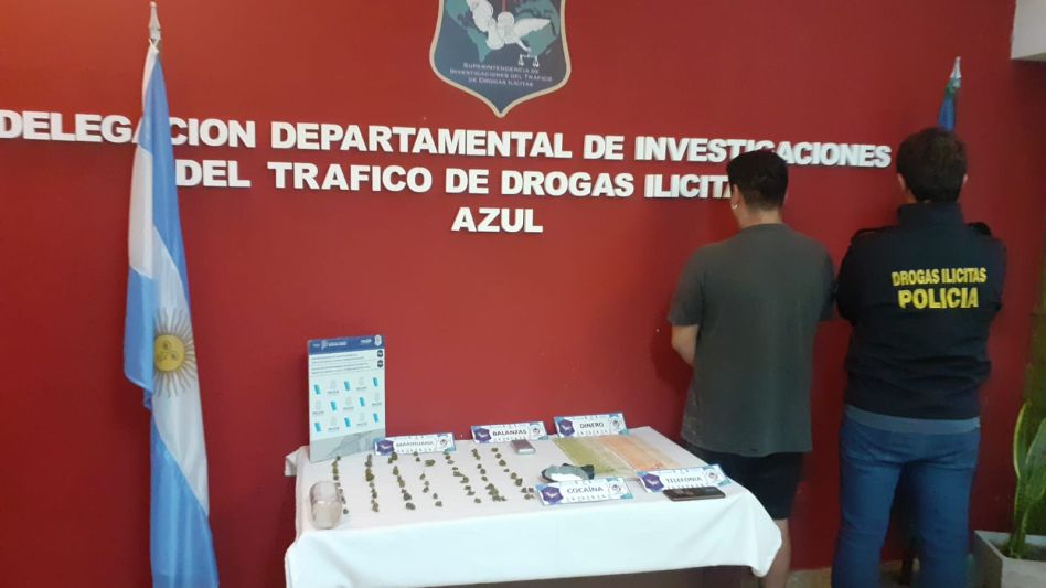 En poder del ahora investigado se hallaron marihuana, cocaína, dinero, un teléfono móvil y una balanza. FOTOS Y VIDEO: DROGAS ILÍCITAS AZUL/PBA
