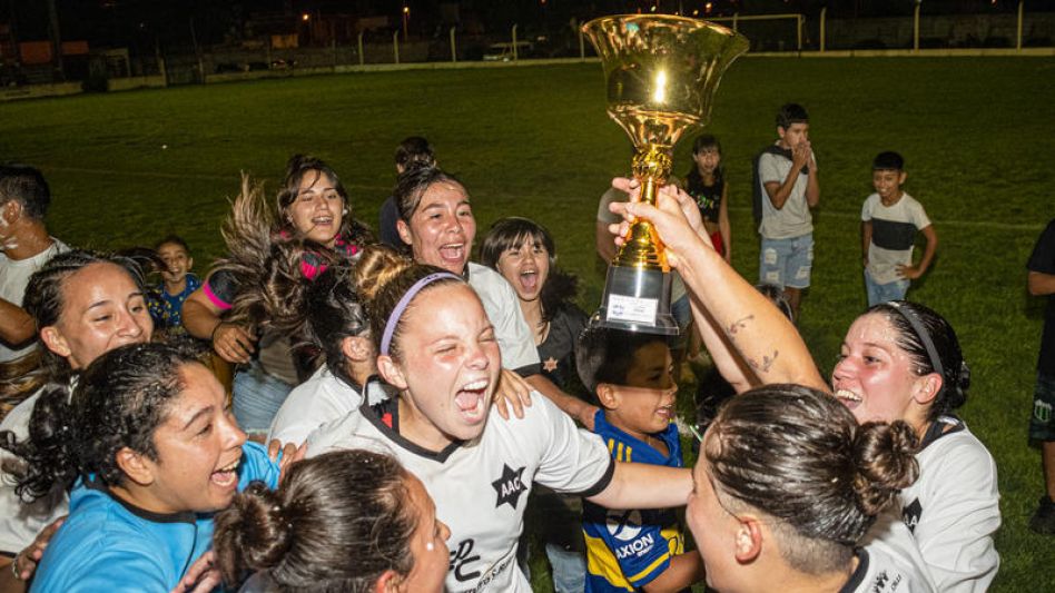 Azul Athletic empató anoche ante Cemento Armado en dos tantos y se quedó con el Torneo Clausura de Fútbol Femenino, convirtiéndose así en tricampeón.  NICOLÁS MURCIA