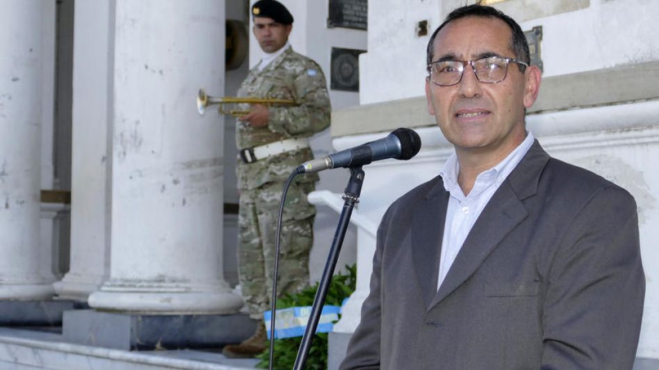 Hemos trazado una línea de tiempo que tiene que ver con ese camino al Bicentenario, afirmó ayer el intendente Sombra, durante el acto por el 191° aniversario de Azul.  HÉCTOR GARCÍA/PRENSA MUNICIPAL